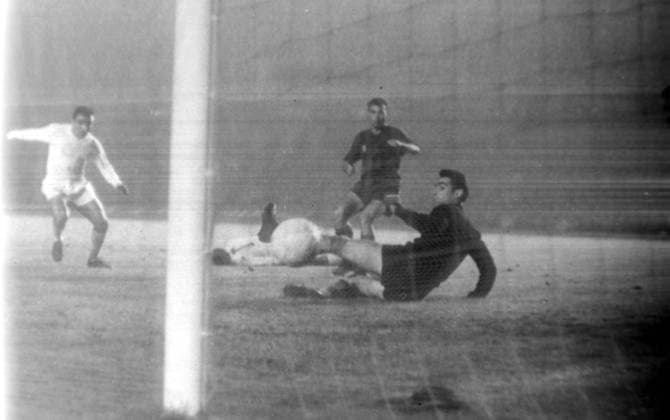 FOOTBALL BARCELONA V REAL MADRID GENTO ON GROUND RAMALLETS FALL 24 NOVEMBER 1960  Copyright: xTopFotox IPU404569
