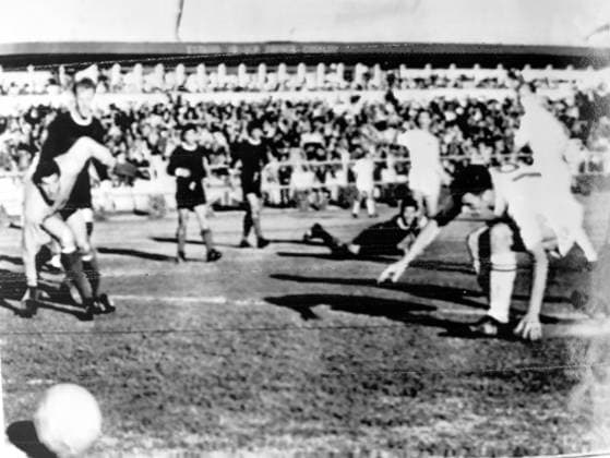 FOOTBALL WORLD CUP ENGLAND V ARGENTINA PEACOCK CANT REACH BALL ; 3 JUNE 1962  Copyright: xTopFotox IPU436710