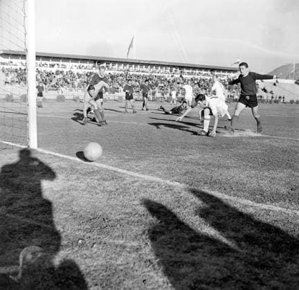 FOOTBALL WORLD CUP ENGLAND V ARGENTINE PEACOCK EFFORT REACH BALL ; 6 JUNE 1962  Copyright: xTopFotox IPU436850