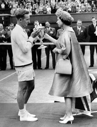 6 JULY 1962 ROD LAVER PRESENTED WITH THE TROPHY BY QUEEN ELIZABETH II AFTER WINNING THE FINAL OF THE ALL ENGLAND LAWN TENNIS CHAMPIONSHIPS. BY DOING SO, HE COMPLETED THE GRAND SLAM LAST ACHIEVED IN 1938. WIMBLEDON, LONDON, ENGLAND. United Kingdom England  Copyright: xTopFotox IPU438531