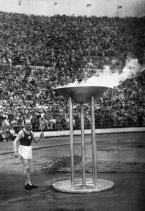 Opening Ceremony THE GREAT NURMI LIGHTS OLYMPIC FLAME Helsinki : Paavo Nurmi , the great Finnish long-distance runner of the twenties , lights the Olympic flame in the stadium here at the opening ceremony of the 1952 Olympic Games, Olympische Spiele, Olympia, OS . 19th July 1952 Finland  Copyright: xTopFotox UPI235088-A