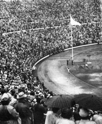 Opening Ceremony OLYMPIC TORCH CARRIED BY THE GREAT NURMI IN STADIUM Helsinki : Finland s great Paavo Nurmi , the long-distance runner of the twenties , completing his run round the Olympic stadium bearing the Olympic torch for lighting the flame. 19th July 1952 Finland  Copyright: xTopFotox UPI235098