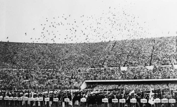 Release of Pigeons at Ceremony Release of Pigeons Marks Opening of Games The scene in the Olymipic stadium as thousands of pigeons are released as a signal that the Olympic Games, Olympische Spiele, Olympia, OS of 1952 have officially opened . 19th July 1952 Finland  Copyright: xTopFotox UPI235134-A