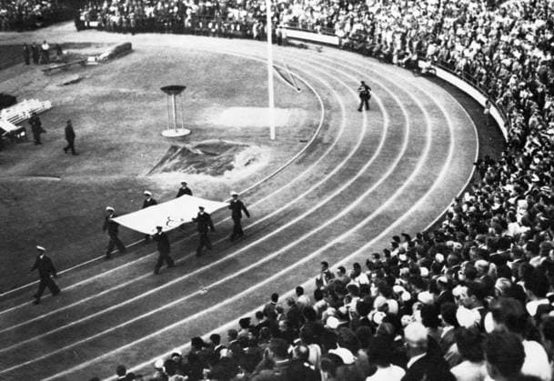 Olympic Games, Olympische Spiele, Olympia, OS Closing Ceremony THE OLYMPIC FLAG IS CARRIED OFF Finnish Cadets march round the Helsinki Stadium with the Olympic flag on their way to hand the banner over to Erik von Frenckell of the Olympic Games Organising Committee , during the closing ceremony of the XVth Olympiad. In centre is the urn where the Olympic flame burned throughout the Olympiad and which has now been extinguished 3rd August 1952 Finland  Copyright: xTopFotox UPI236480