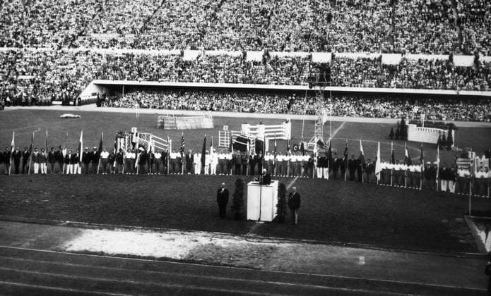 Olympic Games, Olympische Spiele, Olympia, OS Closing Ceremony PARADE OF FLAGS AT OLYMPIC CLOSING CEREMONY The flags of the various nations which have been competing in the 1952 Olympic Games are on view as the closing ceremony takes place inside the stadium at Helsinki . 1952 Finland  Copyright: xTopFotox UPI236487