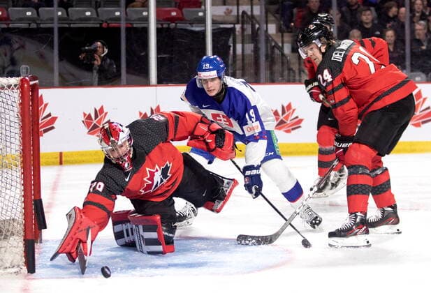 Eishockey, U20 Länderspiel, Kanada - Slowakei December 21, 2022, Moncton, NB, Canada: Canada goaltender Benjamin Gaudreau makes a stick save as Slovakia s Samuel Honzek and Canada™s Ethan Del Mastro watch the puck during first period IIHF World Junior Hockey Championship pre-tournament hockey action in Moncton, N.B., on Wednesday, Dec. 21, 2022. Canada News - December 21, 2022 - ZUMAc35_ 20221221_zaf_c35_051 Copyright: xRonxWardx