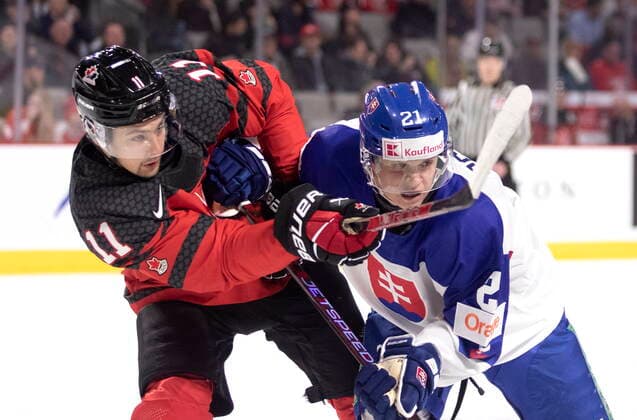 Eishockey, U20 Länderspiel, Kanada - Slowakei December 21, 2022, Moncton, NB, Canada: Canada s Dylan Guenther and Slovakia s Peter Repcik battle for position during first period IIHF World Junior Hockey Championship pre-tournament hockey action in Moncton, N.B., on Wednesday, Dec. 21, 2022. Canada News - December 21, 2022 - ZUMAc35_ 20221221_zaf_c35_052 Copyright: xRonxWardx