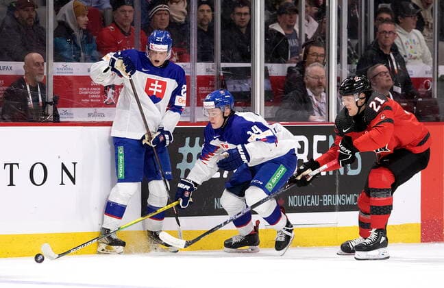 Eishockey, U20 Länderspiel, Kanada - Slowakei December 21, 2022, Moncton, NB, Canada: Slovakia s Peter Repcik and Adam Sykora follow the puck as Canada™s Nathan Gaucher gives chase during first period IIHF World Junior Hockey Championship pre-tournament hockey action in Moncton, N.B., on Wednesday, Dec. 21, 2022. Canada News - December 21, 2022 - ZUMAc35_ 20221221_zaf_c35_053 Copyright: xRonxWardx