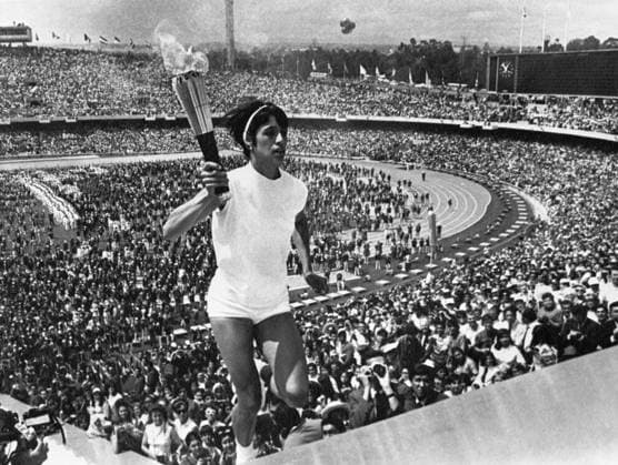 Opening Ceremony Olympic Games, Olympische Spiele, Olympia, OS The first woman in the history of the Modern Olympic Games to light the Olympic Fire runs up the ninety steps toward the Olympic Torch during the opening ceremony 12th October 1968 Mexico  Copyright: xTopFotox UPI562649