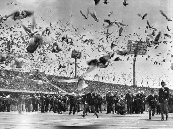 Opening Ceremony Olympic Games, Olympische Spiele, Olympia, OS Thousands of pigeons take off from their boxes during the opening ceremony of the XIX Olympic Games 12th October 1968 Mexico  Copyright: xTopFotox UPI562654