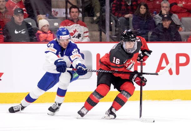 Eishockey, U20 Länderspiel, Kanada - Slowakei December 21, 2022, Moncton, NB, Canada: Slovakia s Libor Nemec tries to catch Canada s Connor Bedard during second period IIHF World Junior Hockey Championship pre-tournament hockey action in Moncton, N.B., on Wednesday, Dec. 21, 2022. Canada News - December 21, 2022 - ZUMAc35_ 20221221_zaf_c35_054 Copyright: xRonxWardx