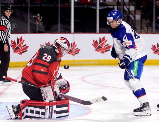 Eishockey, U20 Länderspiel, Kanada - Slowakei December 21, 2022, Moncton, NB, Canada: Canada s Benjamin Gaudreau stops Slovakia s Peter Repcik during third period IIHF World Junior Hockey Championship pre-tournament hockey action in Moncton, N.B., on Wednesday, Dec. 21, 2022. Canada News - December 21, 2022 - ZUMAc35_ 20221221_zaf_c35_102 Copyright: xRonxWardx