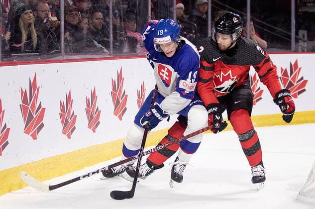 Eishockey, U20 Länderspiel, Kanada - Slowakei December 21, 2022, Moncton, NB, Canada: Slovakia s Samuel Honzek battles behind the net with Canada s Nolan Allan during third period IIHF World Junior Hockey Championship pre-tournament hockey action in Moncton, N.B., on Wednesday, Dec. 21, 2022. Canada News - December 21, 2022 - ZUMAc35_ 20221221_zaf_c35_103 Copyright: xRonxWardx
