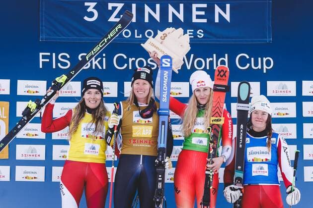Bilder des Jahres 2022, Sport 12 Dezember Sport Themen der Woche KW51 Sport Bilder des Tages FREE STYLE - FIS SX WC Innichen INNICHEN,ITALY,22.DEC.22 - FREESTYLE SKIING - FIS World Cup, Ski Cross, ladies, men. Image shows the rejoicing of Andrea Limbacher (AUT), Sandra Naeslund (SWE), Fanny Smith (SUI) and Sonja Gigler (AUT).  GEPAxpictures xDanielxGoetzhaber