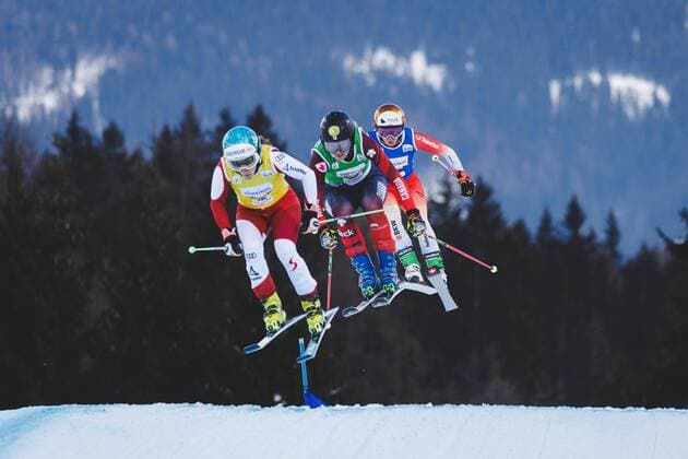Bilder des Jahres 2022, Sport 12 Dezember Sport Themen der Woche KW51 Sport Bilder des Tages FREE STYLE - FIS SX WC Innichen INNICHEN,ITALY,22.DEC.22 - FREESTYLE SKIING - FIS World Cup, Ski Cross, ladies, men. Image shows Andrea Limbacher (AUT), Hannah Schmidt (CAN) and Talina Gantenbein (SUI).  GEPAxpictures xDanielxGoetzhaber