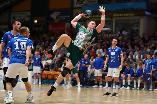 Sport Themen der Woche KW51 22.12.2022, xtgx, DHB Pokal Achtelfinale, Dessau-Rosslauer HV 06 - TSV Hannover Burgdorf emspor, v.l. Justus Fischer (Hannover, 54) wirft Tor, Torschuetze, erzielt Tor, Treffer, scores the goal Dessau *** 22 12 2022, xtgx, DHB Cup Round of 16, Dessau Rosslauer HV 06 TSV Hannover Burgdorf emspor, v l Justus Fischer Hannover, 54 throws goal, goal scorer, scores the goal Dessau