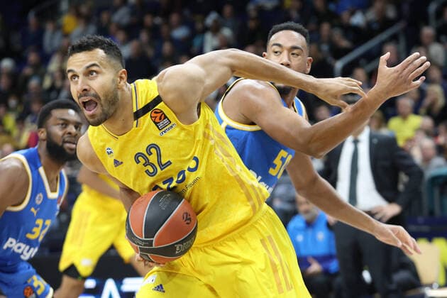 Sport Themen der Woche KW51 Sport Bilder des Tages DEU, Euroleague, ALBA vs. TelAviv, 22.12.2022, Mercedes-Benz-Arena, Berlin, DEU, Euroleague, ALBA vs. TelAviv, im Bild JOHANNES THIEMANN (ALBA Berlin 32), Bonzie Colson (Maccabi Tel Aviv 50) Foto: Juergen Engler nordphoto GmbH *** DEU, Euroleague, ALBA vs TelAviv, 22 12 2022, Mercedes Benz Arena, Berlin, DEU, Euroleague, ALBA vs TelAviv, in picture JOHANNES THIEMANN ALBA Berlin 32 , Bonzie Colson Maccabi Tel Aviv 50 Foto Juergen Engler nordphoto GmbH JuergenxEngler nph00076