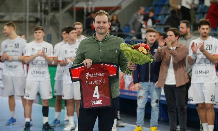Bilder des Jahres 2022, Sport 12 Dezember Sport Themen der Woche KW51 Bietigheim , DHB-Pokal Achtelfinale , SG BBM Bietigheim vs. THW Kiel , Veraschiedung Patrick Rentschler ( BBM ) *** Bietigheim , DHB Cup Round of 16 , SG BBM Bietigheim vs THW Kiel , Relegation Patrick Rentschler BBM