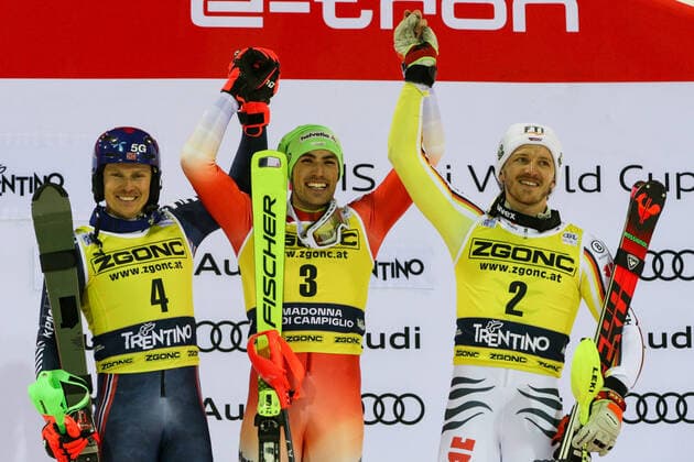 Bilder des Jahres 2022, Sport 12 Dezember Sport Themen der Woche KW51 Sport Bilder des Tages ALPINE SKIING - FIS WC Madonna di Campiglio MADONNA DI CAMPIGLIO,ITALY,22.DEC.22 - ALPINE SKIING - FIS World Cup, night slalom, men. Image shows Henrik Kristoffersen (NOR), Daniel Yule (SUI) and Linus Strasser (GER).  GEPAxpictures xGintarexKarpavici