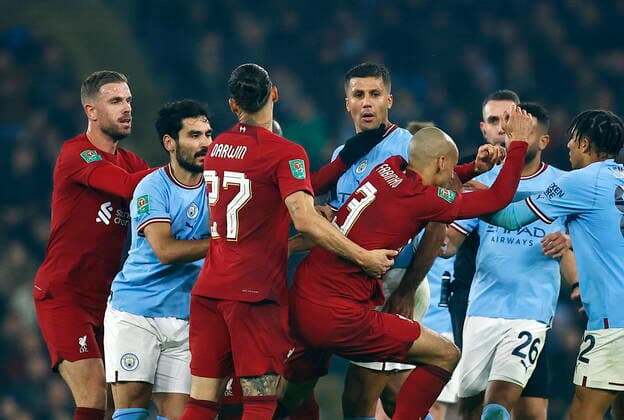 Sport Themen der Woche KW51 Football - 2022 2023 EFL Carabao League Cup - Manchester City vs Liverpool - Etihad Stadium - Thursday 22nd November 2022 Rodri of Manchester City confronts Fabinho of Liverpool during a scuffle in the centre circle, at the Etihad. 