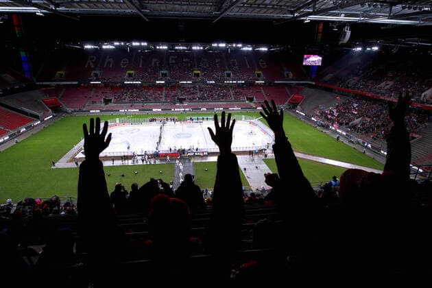 Bilder des Jahres 2022, Sport 12 Dezember Sport Themen der Woche KW51 Köln, 22.12.2022, Eishockey, Penny DEL, 34. Spieltag, Cologne Stadium Series, RheinEnergieSTADION, Kölner Haie - Fischtown Pinguins Bremerhaven: Das RheinEnergieSTADION, die Heimat des 1. FC Köln wird zum Eishockeyfeld. Die Haie betreten das Eis. Zuschauer Jubelnd der Mannschaft von der Tribüne aus zu. Nordrhein-Westfalen Deutschland *** Cologne, 22 12 2022, ice hockey, penny DEL, 34 match day, Cologne Stadium Series, RheinEnergieSTADION, Kölner Haie Fischtown Pinguins Bremerhaven The RheinEnergieSTADION, the home of 1 FC Cologne becomes an ice hockey field The Sharks enter the ice spectators cheering the team from the stands to North Rhine Westphalia Germany