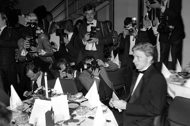 Baden-Baden , Sportler des jahres 1985 , Boris Becker im Blitzgewitter der Fotografen *** Baden Baden , sportsman of the year 1985 , Boris Becker in the lightning storm of the photographers