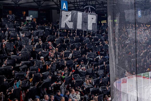 Bilder des Jahres 2022, Sport 12 Dezember Sport Themen der Woche KW51 Sport Bilder des Tages PENNY DEL: Löwen Frankfurt - ERC Ingolstadt, Eissporthalle Frankfurt, 23.12.2022 Choreo der Löwen Fans für den Jahrestag des verstorbenen Niclas Kaus, RIP, R.I.P., Rest in Peace, Choreographie, Löwen Frankfurt - ERC Ingolstadt, Frankfurt, Eissporthalle, 23.12.2022 *** PENNY DEL Löwen Frankfurt ERC Ingolstadt, Eissporthalle Frankfurt, 23 12 2022 Choreo of the Löwen fans for the anniversary of the late Niclas Kaus, RIP, R I P , Rest in Peace, choreography, Löwen Frankfurt ERC Ingolstadt, Frankfurt, Eissporthalle, 23 12 2022. Copyright: xBEAUTIFULxSPORTS Gawlikx