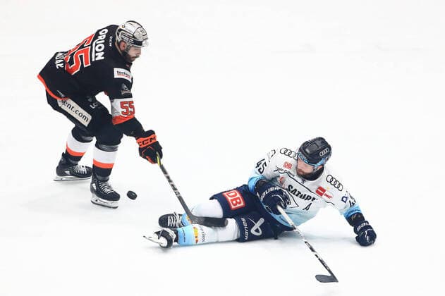 Sport Themen der Woche KW51 Sport Bilder des Tages Benjamin Marshall (Ingolstadt) geht im Zweikampf mit Davis Vandane (Frankfurt) zu Boden Loewen Frankfurt vs ERC Ingolstadt, Eishockey, DEL, 23.12.2022 Loewen Frankfurt vs ERC Ingolstadt, Eishockey, DEL, 23.12.2022 Frankfurt *** Benjamin Marshall Ingolstadt goes down in a duel with Davis Vandane Frankfurt Loewen Frankfurt vs ERC Ingolstadt, ice hockey, DEL, 23 12 2022 Loewen Frankfurt vs ERC Ingolstadt, ice hockey, DEL, 23 12 2022 Frankfurt Copyright: xEibner-Pressefotox EP_RWS