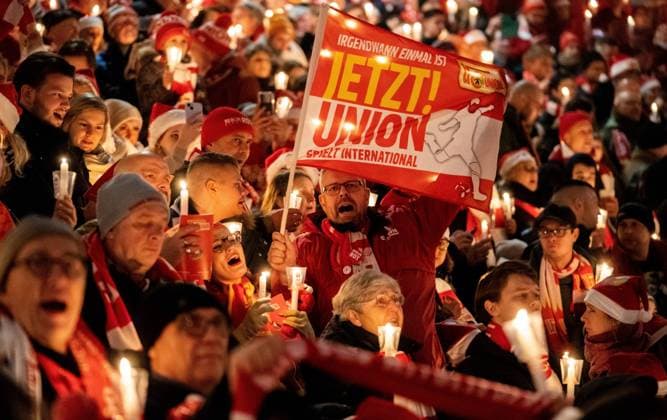 Bilder des Jahres 2022, Sport 12 Dezember Sport Themen der Woche KW51 Sport Bilder des Tages 23.12.2022, GER, Fußball, Herren, 1. Bundesliga, 1. BL, 1. FC Union Berlin, Weihnachtssingen Anhänger von Union Berlin beim 20. Weihnachtssingen Berlin Stadion An der Alten Försterei Berlin Deutschland *** 23 12 2022, GER, Football, Men, 1 Bundesliga, 1 BL, 1 FC Union Berlin, Christmas Singing Supporters of Union Berlin at 20 Christmas Singing Berlin Stadion An der Alten Försterei Berlin Germany