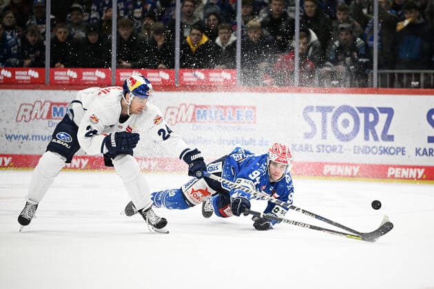 Bilder des Jahres 2022, Sport 12 Dezember Sport Themen der Woche KW51 Sport Bilder des Tages (v.l.n.r.) Jonathon Blum (Red Bull Muenchen) Phil Hungerecker (Schwenninger Wild Wings 94) Schwenninger Wild Wings gegen Red Bull Muenchen, Eishockey, DEL, 34. Spieltag, Saison 2022 2023, 23.12.2022 Schwenninger Wild Wings gegen Red Bull Muenchen, Eishockey, DEL, Penny DEL, 32. Spieltag, Saison 2022 2023, 23.12.2022 Schwenningen *** f l n r Jonathon Blum Red Bull Muenchen Phil Hungerecker Schwenninger Wild Wings 94 Schwenninger Wild Wings vs. Red Bull Muenchen, ice hockey, DEL, 34 game day, season 2022 2023, 23 12 2022 Schwenninger Wild Wings vs. Red Bull Muenchen, ice hockey, DEL, penny DEL, 32 game day, season 2022 2023, 23 12 2022 Schwenningen Copyright: xEibner-Pressefoto SvenxLaeglerx EP_SVL