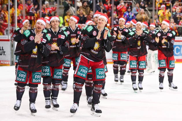 Bilder des Jahres 2022, Sport 12 Dezember Sport Themen der Woche KW51 Sport Bilder des Tages Penny DEL, Duesseldorfer EG - Grizzlys Wolfsburg, PSD Bank Dome, 23.12.2022, Duesseldorf Die Spieler der DEG wuenschen ihren Fans frohe Weihnachten. Penny DEL, Duesseldorfer EG - Grizzlys Wolfsburg, PSD Bank Dome, am 23.12.2022, Duesseldorf. *** Penny DEL, Duesseldorfer EG Grizzlys Wolfsburg, PSD Bank Dome, 23 12 2022, Duesseldorf The players of the DEG wish their fans Merry Christmas Penny DEL, Duesseldorfer EG Grizzlys Wolfsburg, PSD Bank Dome, on 23 12 2022, Duesseldorf Copyright: xBEAUTIFULxSPORTS Meuselx