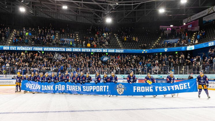 Sport Themen der Woche KW51 Sport Bilder des Tages Die EVZ Spieler wünschen ihren Fans frohe Festtage während dem National League Regular Season Eishockeyspiel zwischen dem EV Zug und den SC Rapperswil-Jona Lakers am 23.12.2022 in der Bossard Arena in Zug. (Bild von *** EVZ players wish their fans happy holidays during the National League Regular Season ice hockey match between EV Zug and SC Rapperswil Jona Lakers on 23 12 2022 at Bossard Arena in Zug Picture by  Copyright: xJustPictures.ch PhilippxHegglinx