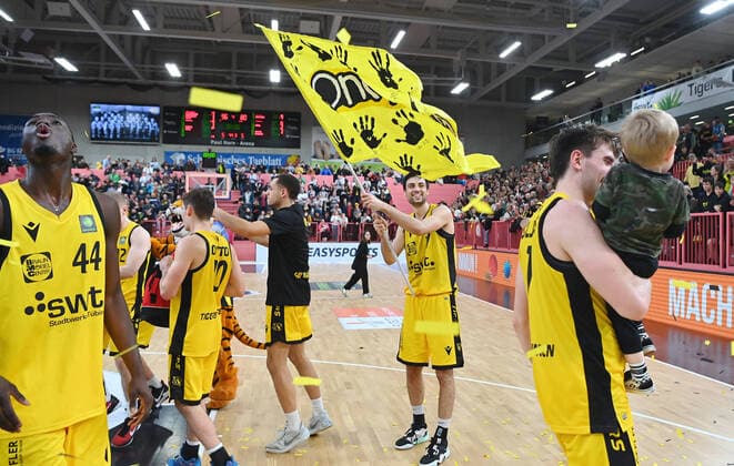 Sport Themen der Woche KW51 Sport Bilder des Tages Basketball 2. Bundesliga 2022 2023 13. Spieltag 23.12.2022 Tigers Tuebingen - Jobstairs Giessen Teamjubel Tigers; Bakary Dibba, Mateo Seric und Zac Seljaas mit Sohn Royce (v.li.) *** Basketball 2 Bundesliga 2022 2023 13 Matchday 23 12 2022 Tigers Tuebingen Jobstairs Giessen Teamjubel Tigers Bakary Dibba, Mateo Seric and Zac Seljaas with son Royce v li