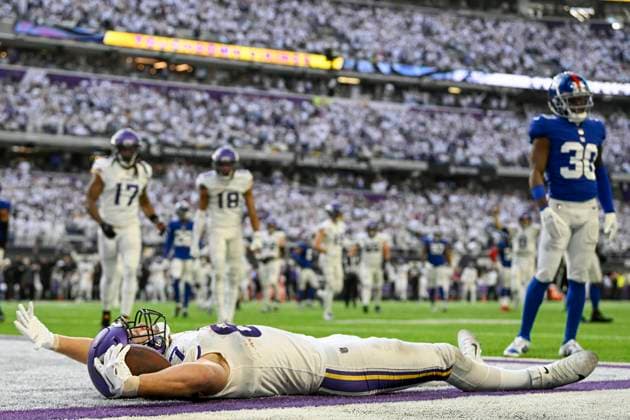 Sport Themen der Woche KW51 Sport Bilder des Tages MINNEAPOLIS, MN - DECEMBER 24: Minnesota Vikings tight end T.J. Hockenson (87) celebrates his 15-yard touchdown reception during the third quarter of a game between the Minnesota Vikings and New York Giants on December 24, 2022, at U.S. Bank Stadium in Minneapolis, MN.(Photo by Nick Wosika Icon Sportswire) NFL, American Football Herren, USA DEC 24 Giants at Vikings Icon2022122425