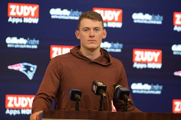 FOXBOROUGH, MA - DECEMBER 24: New England Patriots quarterback Mac Jones (10) answers questions during the press conference, PK, Pressekonferenz following a game between the New England Patriots and the Cincinnati Bengals on December 24, 2022, at Gillette Stadium in Foxborough, Massachusetts. The Bengals defeated the Patriots 22-18. (Photo by Erica Denhoff Icon Sportswire) NFL, American Football Herren, USA DEC 24 Bengals at Patriots Icon221224010