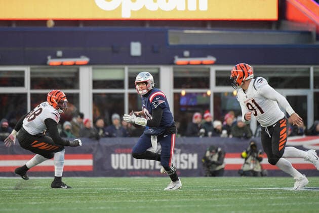 FOXBOROUGH, MA - DECEMBER 24: New England Patriots quarterback Mac Jones (10) carries the ball during a game between the New England Patriots and the Cincinnati Bengals on December 24, 2022, at Gillette Stadium in Foxborough, Massachusetts. (Photo by Erica Denhoff Icon Sportswire) NFL, American Football Herren, USA DEC 24 Bengals at Patriots Icon221224013