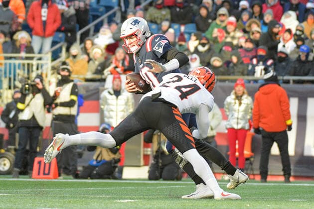 FOXBOROUGH, MA - DECEMBER 24: New England Patriots quarterback Mac Jones (10) is sacked by Cincinnati Bengals safety Vonn Bell (24) during a game between the New England Patriots and the Cincinnati Bengals on December 24, 2022, at Gillette Stadium in Foxborough, Massachusetts. (Photo by Erica Denhoff Icon Sportswire) NFL, American Football Herren, USA DEC 24 Bengals at Patriots Icon221224026