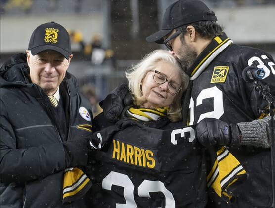 Bilder des Jahres 2022, Sport 12 Dezember Sport Themen der Woche KW51 Sport Bilder des Tages Pittsburgh Steelers President Art Rooney Jr (l) stands with Dana Harris, the widow of Franco Harris (c) as Franco Harris son Dok comforts her during the halftime ceremony retiring his number during halftime of the game against the Las Vegas Raiders at Acrisure Stadiumon Saturday, December 24, 2022 in Pittsburgh.  PIT2022122409 ARCHIExCARPENTER