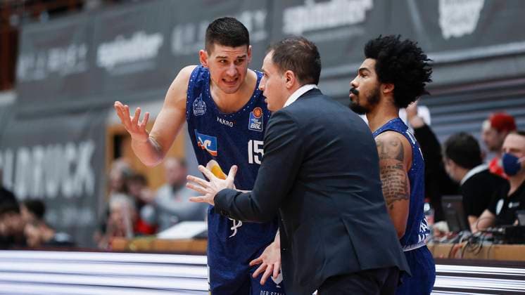 26.12.2022, Wuerzburg Baskets vs. HAKRO Merlins Crailsheim, easyCredit BBL, 11. Spieltag, Deutschland, Wuerzburg, tectake-Arena, Im Bild: v.li. Bogdan Radosavljevic (HAKRO Merlins Crailsheim), Head-Coach Nikola Markovic (HAKRO Merlins Crailsheim) und Otis Livingston II (HAKRO Merlins Crailsheim) besprechen sich Copyright: HMBxMedia xJulienxBecker