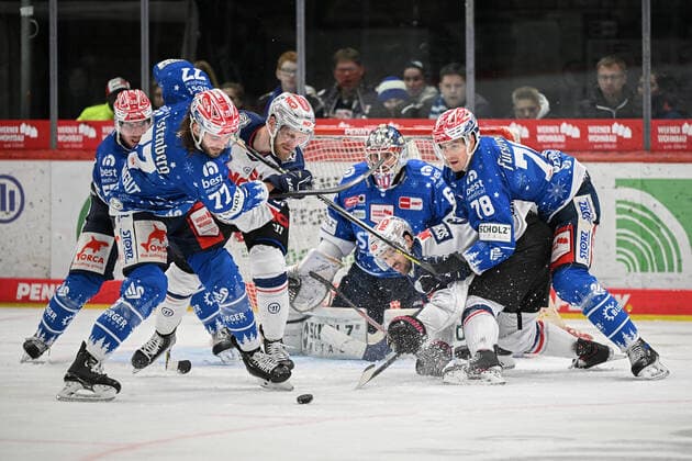Sport Themen der Woche KW52 (v.l.n.r.) Daniel Pfaffengut (Schwenninger Wild Wings 77) Daniel Schmoelz (Nuernberg Ice Tigers 25) Will Weber (Schwenninger Wild Wings 78) Schwenninger Wild Wings gegen Nuernberg Ice Tigers, Eishockey, DEL, 35. Spieltag, Saison 2022 2023, 26.12.2022 Schwenninger Wild Wings gegen Nuernberg Ice Tigers, Eishockey, DEL, Penny DEL, 35. Spieltag, Saison 2022 2023, 26.12.2022 Schwenningen *** f l n r Daniel Pfaffengut Schwenninger Wild Wings 77 Daniel Schmoelz Nuernberg Ice Tigers 25 Will Weber Schwenninger Wild Wings 78 Schwenninger Wild Wings vs. Nuernberg Ice Tigers, ice hockey, DEL, 35 game day, season 2022 2023, 26 12 2022 Schwenninger Wild Wings vs. Nuernberg Ice Tigers, ice hockey, DEL, Penny DEL, 35 game day, season 2022 2023, 26 12 2022 Schwenningen Copyright: xEibner-Pressefoto SvenxLaeglerx EP_SVL
