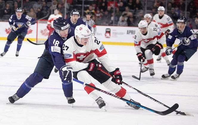 Bilder des Jahres 2022, Sport 12 Dezember Sport Themen der Woche KW52 Sport Bilder des Tages December 26, 2022, Moncton, NB, Canada: Switzerland s Miles Muller gets around Finland s Vemer Miettinen during first period IIHF World Junior Hockey Championship hockey action in Moncton, N.B., on Monday, Dec. 26, 2022. Canada News - December 26, 2022  - ZUMAc35_ 20221226_zaf_c35_009 Copyright: xRonxWardx