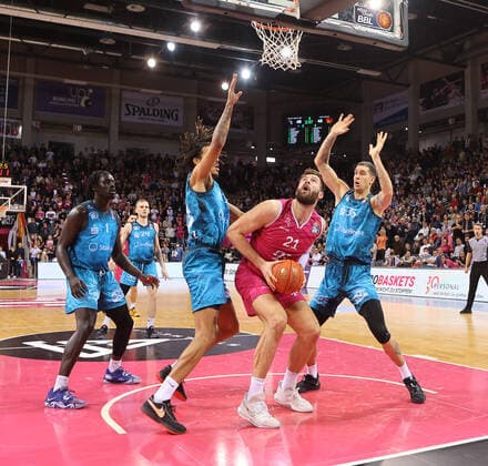 Sport Themen der Woche KW52 Leon Kratzer (Bonn 21), Marko Filipovity (Chemnitz 35), Telekom Baskets Bonn - Niners Chemnitz, 11. Spieltag, Basketball-Bundesliga Maenner, 26.12.2022, Telekom Baskets Bonn - Niners Chemnitz, 11. Spieltag, Basketball-Bundesliga Maenner, 26.12.2022, Bonn *** Leon Kratzer Bonn 21 , Marko Filipovity Chemnitz 35 , Telekom Baskets Bonn Niners Chemnitz, 11 match day, Basketball Bundesliga Maenner, 26 12 2022, Telekom Baskets Bonn Niners Chemnitz, 11 match day, Basketball Bundesliga Maenner, 26 12 2022, Bonn Copyright: xJoergxNiebergall Eibner-Pressefox EP_JNL