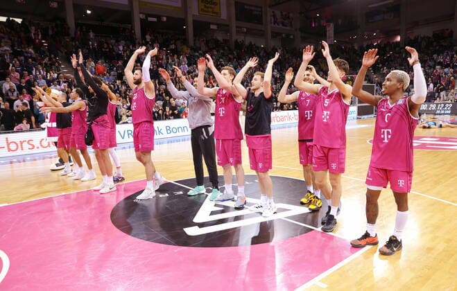 Sport Themen der Woche KW52 Sport Bilder des Tages Team Telekom Baskets Bonn vs. Niners Chemnitz Foto: Jörn Wolter *** Team Telekom Baskets Bonn vs Niners Chemnitz Photo Jörn Wolter