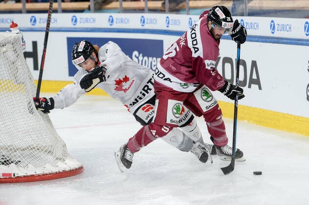 26.12.2022, Davos, Eisstadion Davos, Spengler Cup: HC Sparta Praha - Team Canada, Michal Repik of Sparta Prague against Cody Eakin of Team Canada Davos Eisstadion Davos Graubünden Switzerland Copyright: xJustPictures.ch AndreaxBrancax