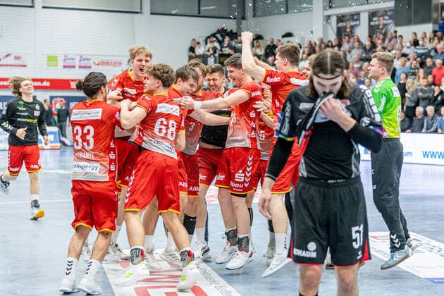 Sport Themen der Woche KW52 2HBL; TV Huettenberg - TuSEM Essen, 26.12.22 TuSEM Essen feiert ausgelassen den Sieg Hendrik Schreiber ( 51 TV Huettenberg) 2HBL; TV Huettenberg - TuSEM Essen: Huettenberg, 26.12.22 *** 2HBL TV Huettenberg TuSEM Essen, 26 12 22 TuSEM Essen exuberantly celebrates victory Hendrik Schreiber 51 TV Huettenberg 2HBL TV Huettenberg TuSEM Essen Huettenberg, 26 12 22 Copyright: xBEAUTIFULxSPORTS Roeczeyx