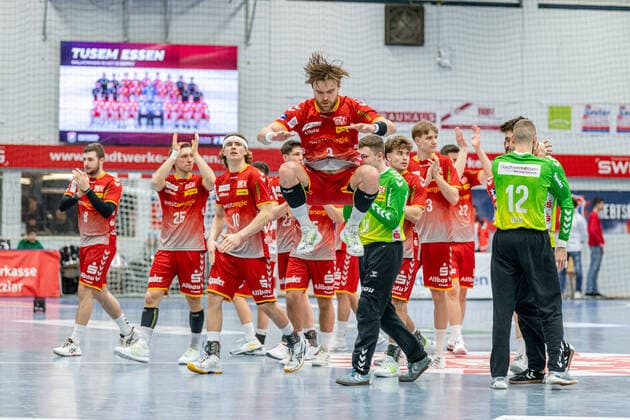 Sport Themen der Woche KW52 Sport Bilder des Tages 2HBL; TV Huettenberg - TuSEM Essen, 26.12.22 Jonas Ellwanger ( 3 TuSEM Essen) Springt sich warm 2HBL; TV Huettenberg - TuSEM Essen: Huettenberg, 26.12.22 *** 2HBL TV Huettenberg TuSEM Essen, 26 12 22 Jonas Ellwanger 3 TuSEM Essen Jumps warm 2HBL TV Huettenberg TuSEM Essen Huettenberg, 26 12 22 Copyright: xBEAUTIFULxSPORTS Roeczeyx