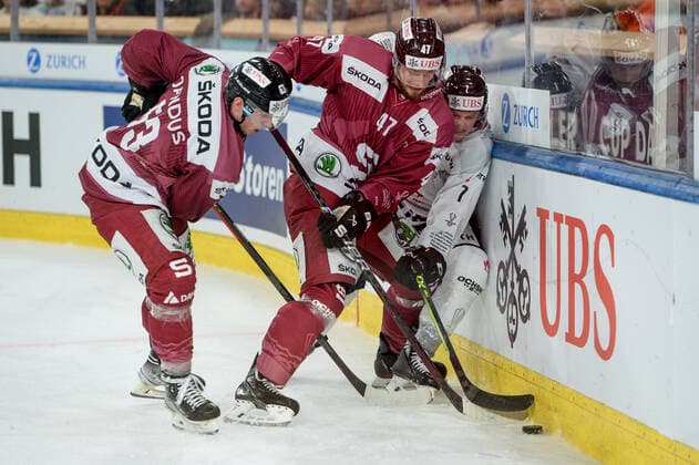26.12.2022, Davos, Eisstadion Davos, Spengler Cup: HC Sparta Praha - Team Canada, Daniel Carr of Team Canada against Jan Buchtele of Sparta Prague and Martin Jandus of Sparta Prague Davos Eisstadion Davos Graubünden Switzerland Copyright: xJustPictures.ch AndreaxBrancax