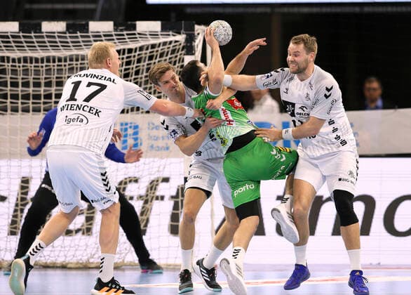 Sport Themen der Woche KW52 Sport Bilder des Tages Foto : am Ball Mohamed DARMOUL ( Minden ) gegen Rune Dahmke (Kiel) und rechts Petter Overby (Kiel) Handball Herren Mo. 26.12.2022 THW Kiel - GWD Minden 36 - 29 *** Photo on the ball Mohamed DARMOUL Minden against Rune Dahmke Kiel and right Petter Overby Kiel Handball Men Mo 26 12 2022 THW Kiel GWD Minden 36 29