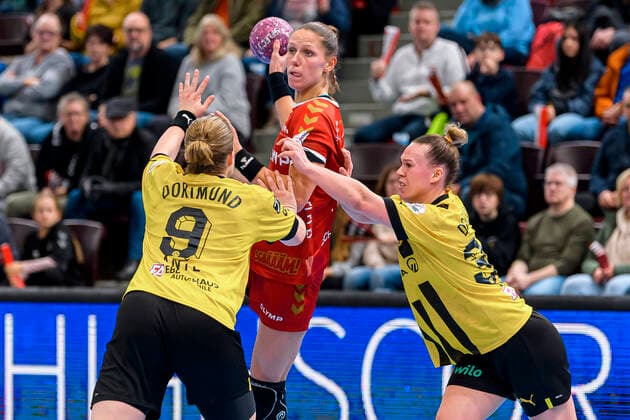 Sport Themen der Woche KW52 Sport Bilder des Tages Bietigheim, Deutschland 26. Dezember 2022: HBF - 22 23 - SG BBM Bietigheim - Borussia Dortmund v.li. Lisa Antl (Dortmund), Xenia Smits (Bietigheim), Frida Ronning (Dortmund) Ludwigsburg MHP Arena Baden-Württemberg Deutschland *** Bietigheim, Germany 26 December 2022 HBF 22 23 SG BBM Bietigheim Borussia Dortmund v li Lisa Antl Dortmund , Xenia Smits Bietigheim , Frida Ronning Dortmund Ludwigsburg MHP Arena Baden Württemberg Germany