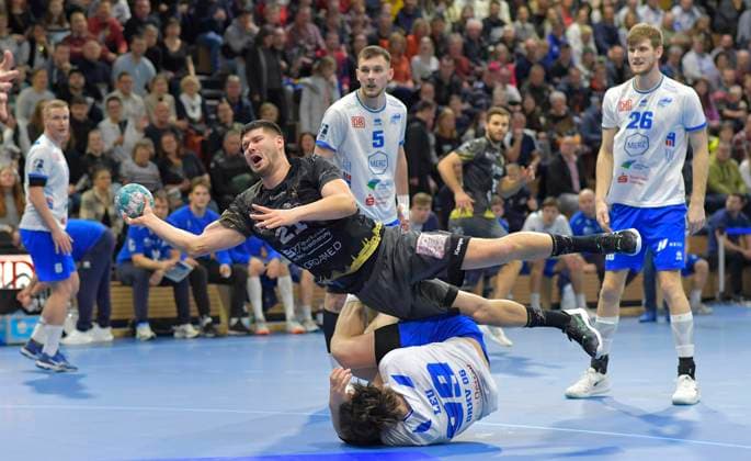 Bilder des Jahres 2022, Sport 12 Dezember Sport Themen der Woche KW52 Sport Bilder des Tages 26.12.2022, Dresdens Philip Jungemannfäält über Dessaus Tillman Leu, Handball, 2. Bundesliga, HC Elbflorenz Dresden - Dessau-Rosslauer HV, c Dresden Sachsen *** 26 12 2022, Dresdens Philip Jungemannfäält over Dessaus Tillman Leu, handball, 2 Bundesliga, HC Elbflorenz Dresden Dessau Rosslauer HV, c Dresden Saxony
